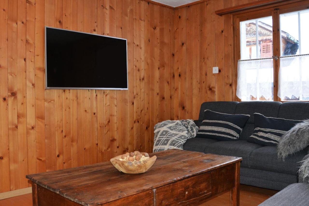 Appartamento Alte Post Mit Geschichte Und Restaurant Tavanasa Esterno foto