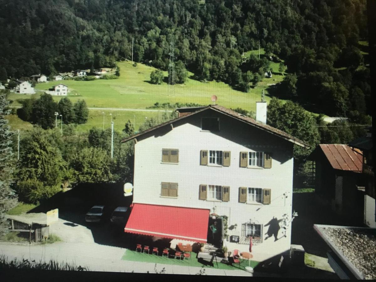 Appartamento Alte Post Mit Geschichte Und Restaurant Tavanasa Esterno foto