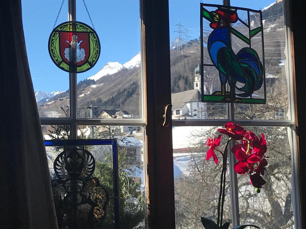 Appartamento Alte Post Mit Geschichte Und Restaurant Tavanasa Esterno foto