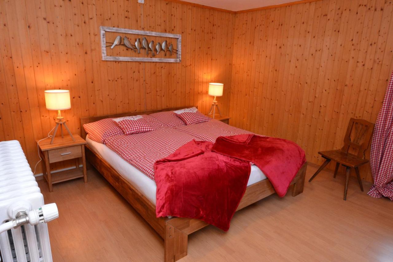 Appartamento Alte Post Mit Geschichte Und Restaurant Tavanasa Esterno foto
