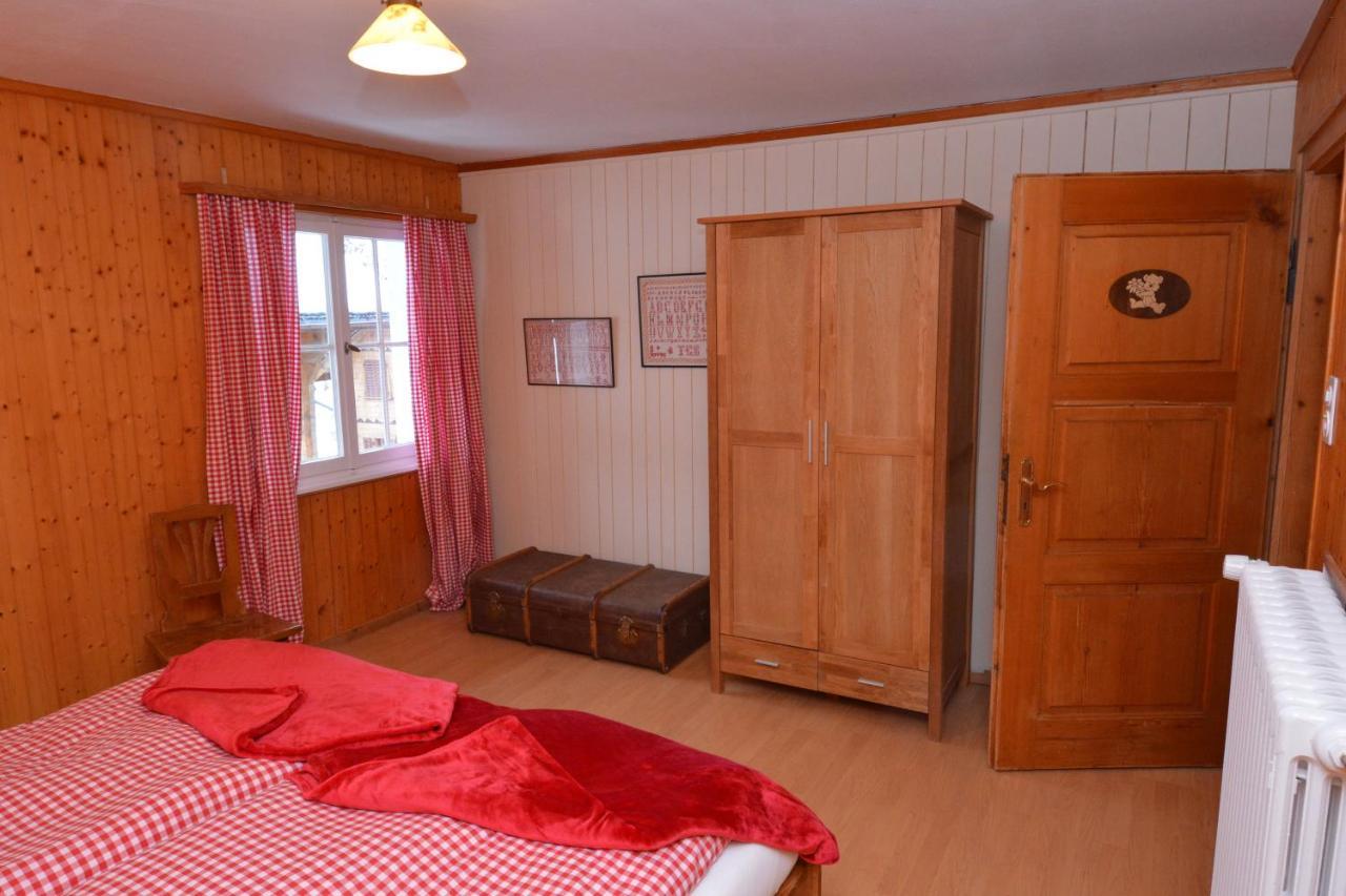 Appartamento Alte Post Mit Geschichte Und Restaurant Tavanasa Esterno foto