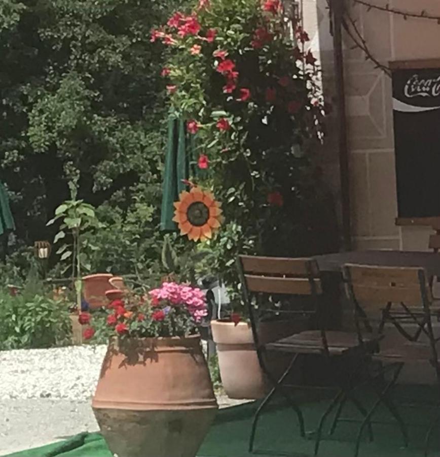 Appartamento Alte Post Mit Geschichte Und Restaurant Tavanasa Esterno foto