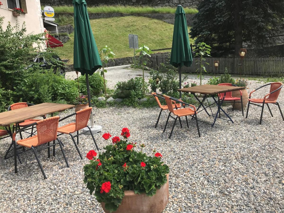 Appartamento Alte Post Mit Geschichte Und Restaurant Tavanasa Esterno foto