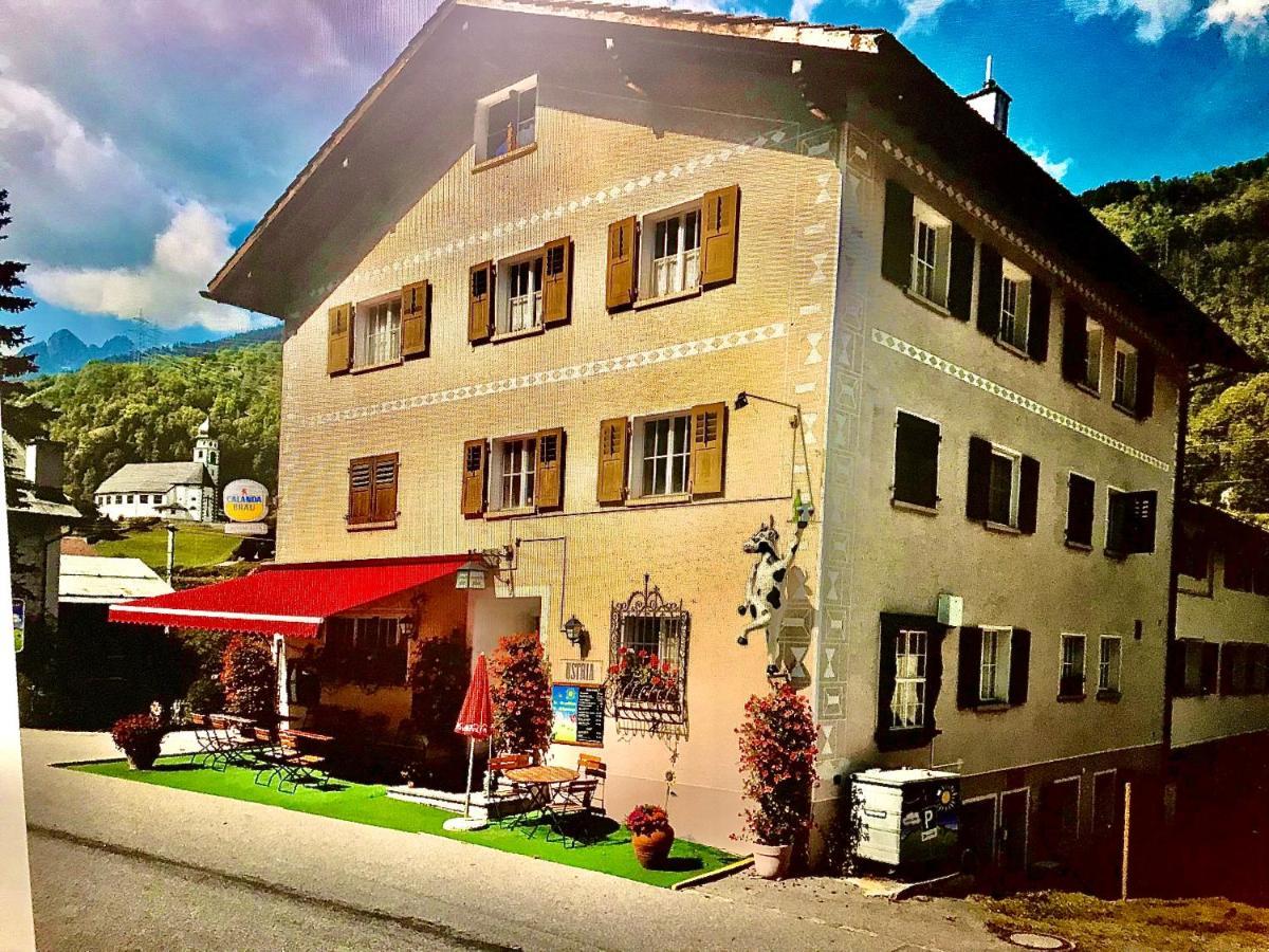 Appartamento Alte Post Mit Geschichte Und Restaurant Tavanasa Esterno foto