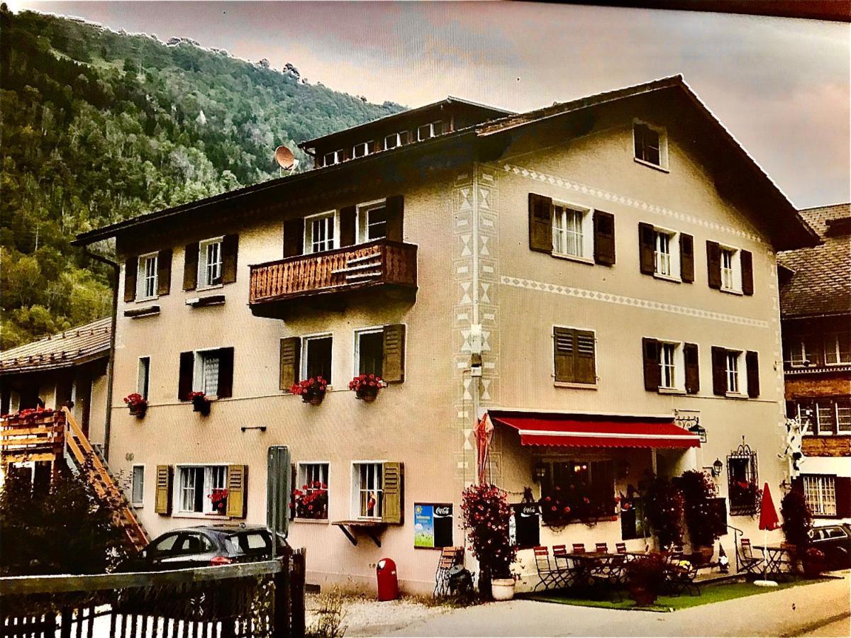 Appartamento Alte Post Mit Geschichte Und Restaurant Tavanasa Esterno foto