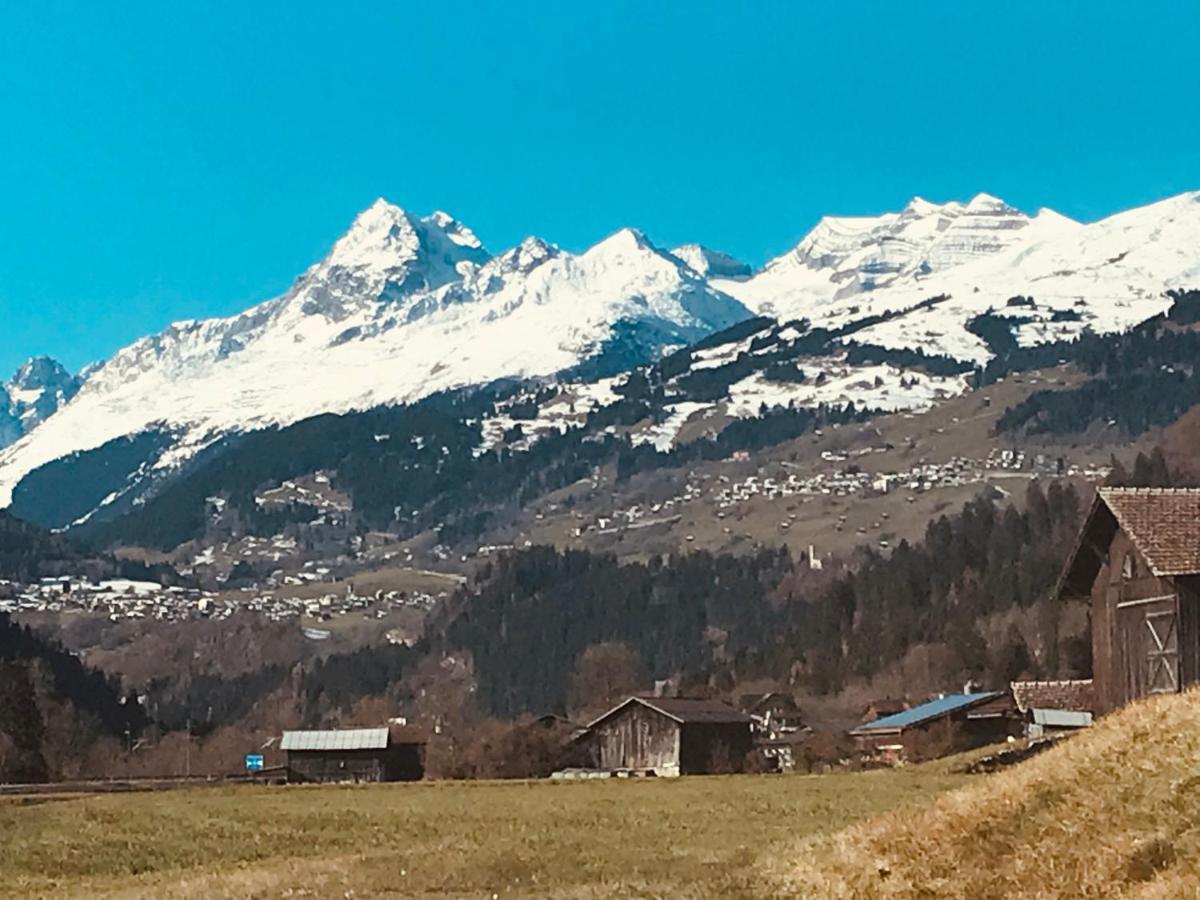 Appartamento Alte Post Mit Geschichte Und Restaurant Tavanasa Esterno foto