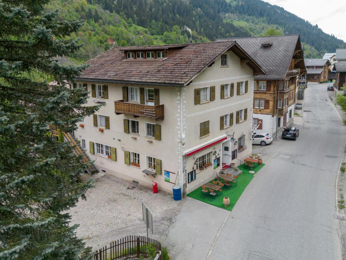 Appartamento Alte Post Mit Geschichte Und Restaurant Tavanasa Esterno foto